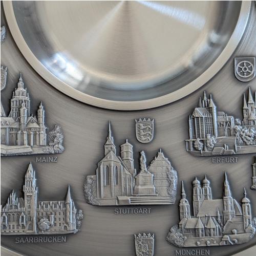 Zinnteller Deutschland Detailansicht Süd (München Frauenkirche, Stuttgart Altes Schloss)