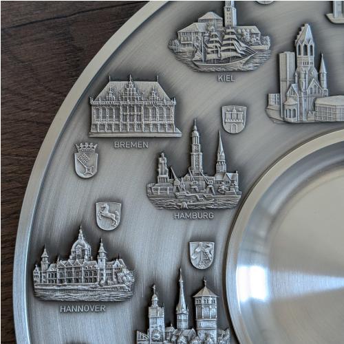 Zinnteller Deutschland Detailansicht West (Hamburg Hafen & Michel, Bremen Rathaus)