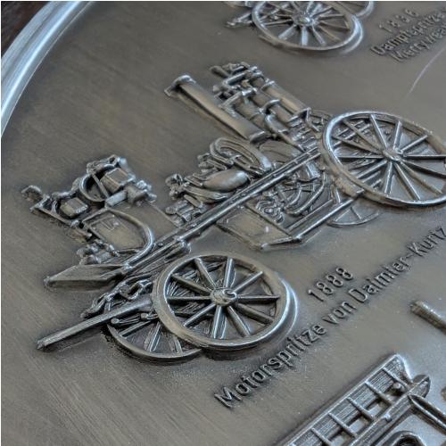 Zinnteller Feuerwehr Detailansicht Perspektive (1888 Motorspritze Daimler-Kurtz)