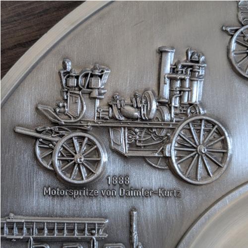 Zinnteller Feuerwehr Detailansicht 1888 Motorspritze von Daimler-Kurtz