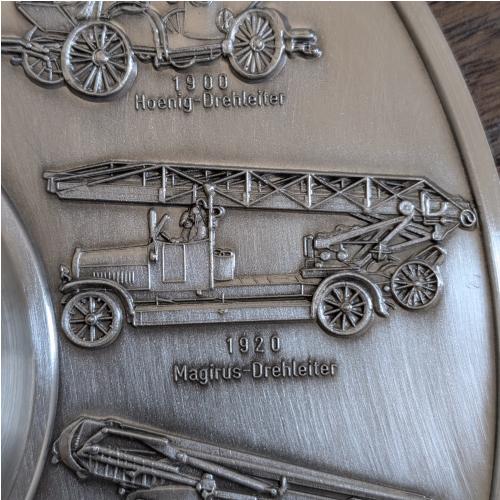 Zinnteller Feuerwehr Detailansicht 1900 Hoenig-Drehleiter und 1920 Magirus-Drehleiter