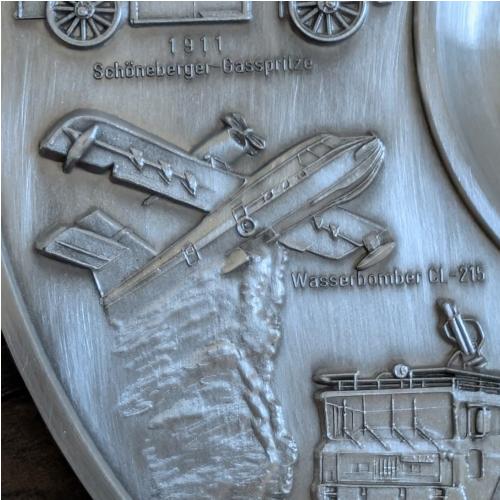 Zinnteller Feuerwehr Detailansicht Wasserbomber CL-215 und 1911 Schöneberger-Gasspritze